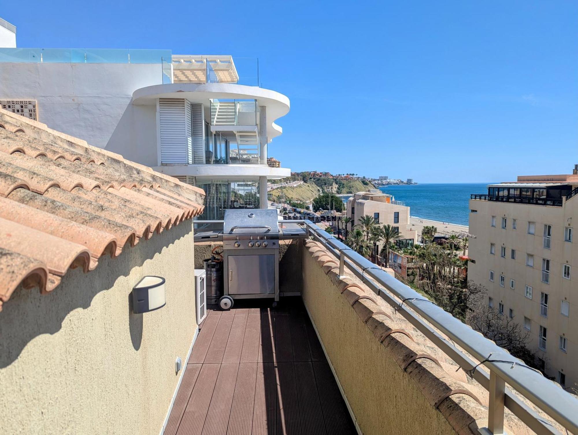 פואנגירולה Modern Penthouse Apartment - 1 Min From The Beach מראה חיצוני תמונה
